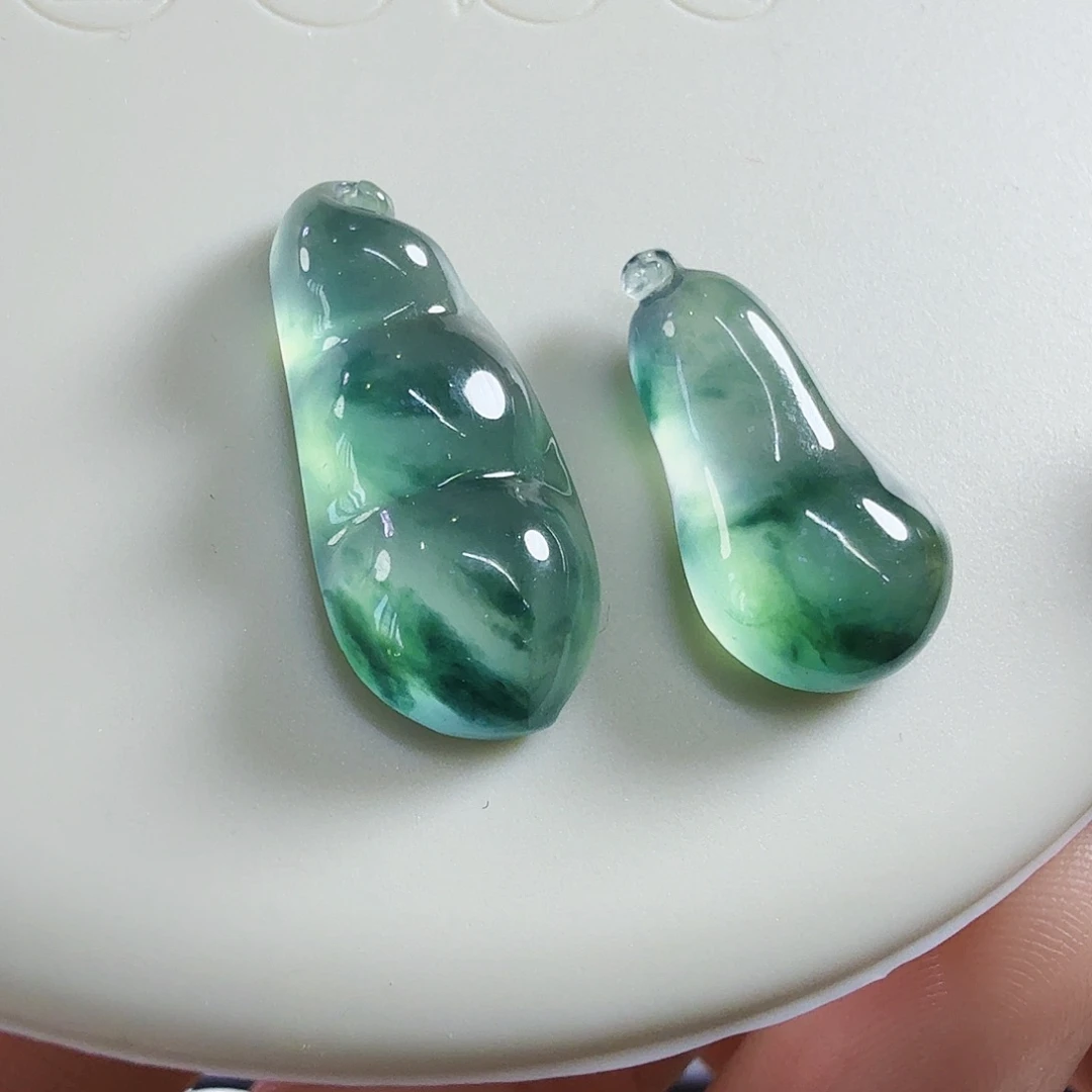 翡翠未镶嵌颈饰一对