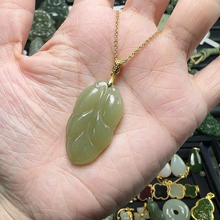 颈饰银S925镶嵌和田玉规****。