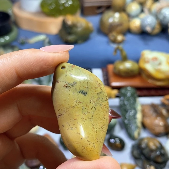 未镶嵌岫岩河磨玉（透闪石质玉）挂件
