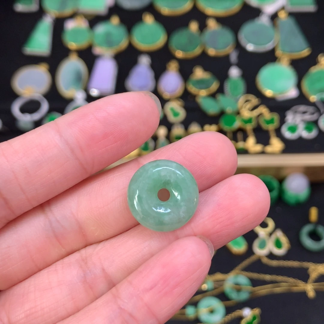 翡翠未镶嵌吊坠(不含链)有纹