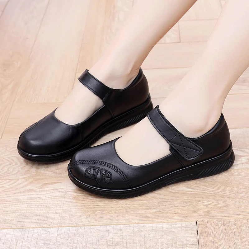 新款休闲圆头软底女式皮鞋舒适百搭妈妈单鞋