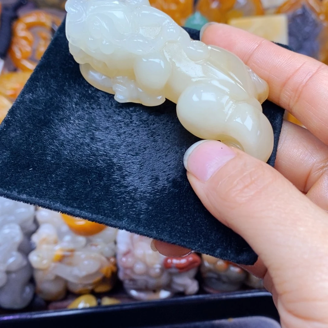 未镶嵌石英质玉（黄龙玉）颈饰