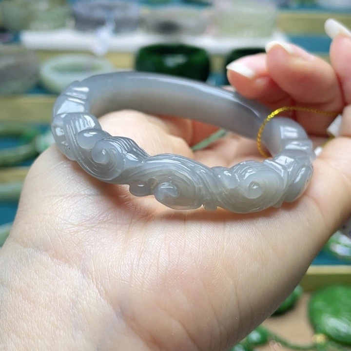 和田玉手镯53圈口。编号13未镶嵌