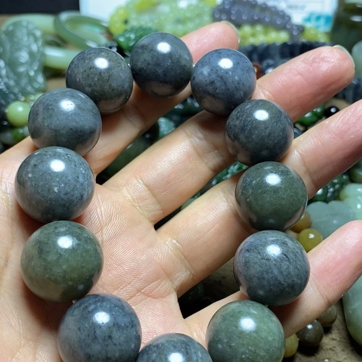 芭***孩颈饰未镶嵌和田玉