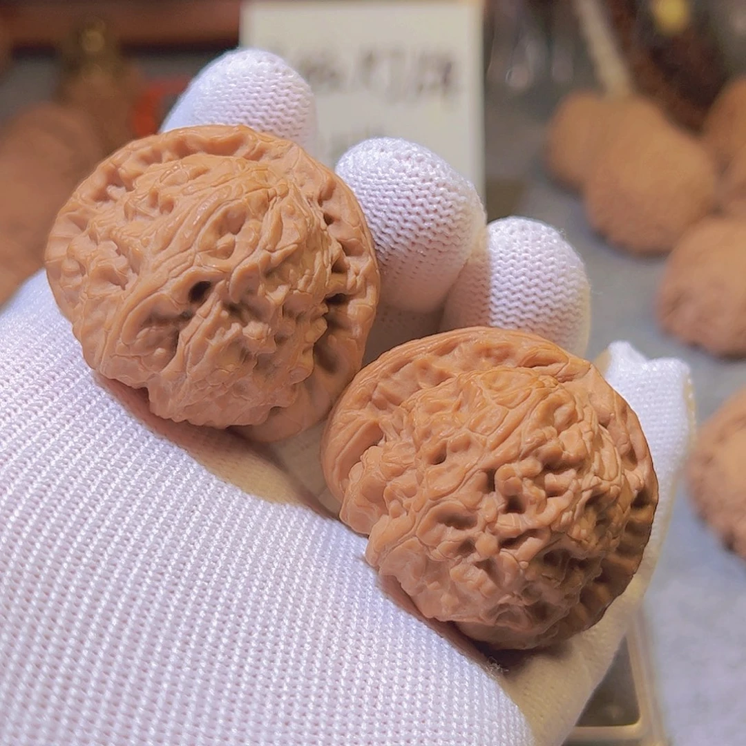 桃核把件白狮子核桃