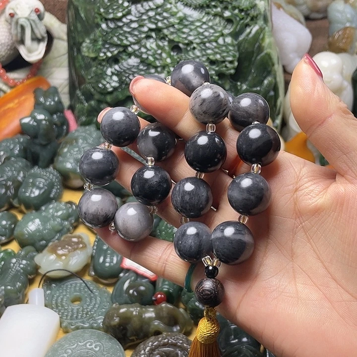 透闪石质玉未镶嵌颈饰