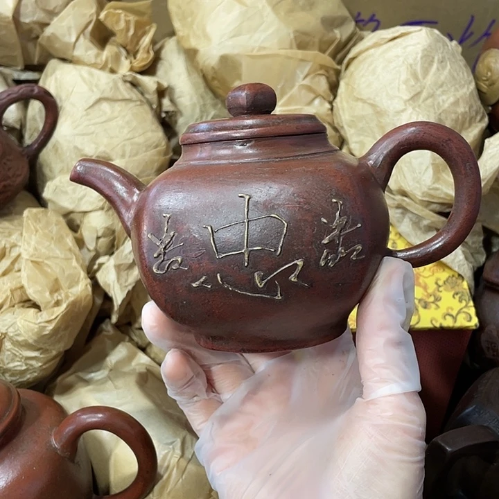 茶壶紫砂原矿泥料，手工制作的一把紫砂壶。