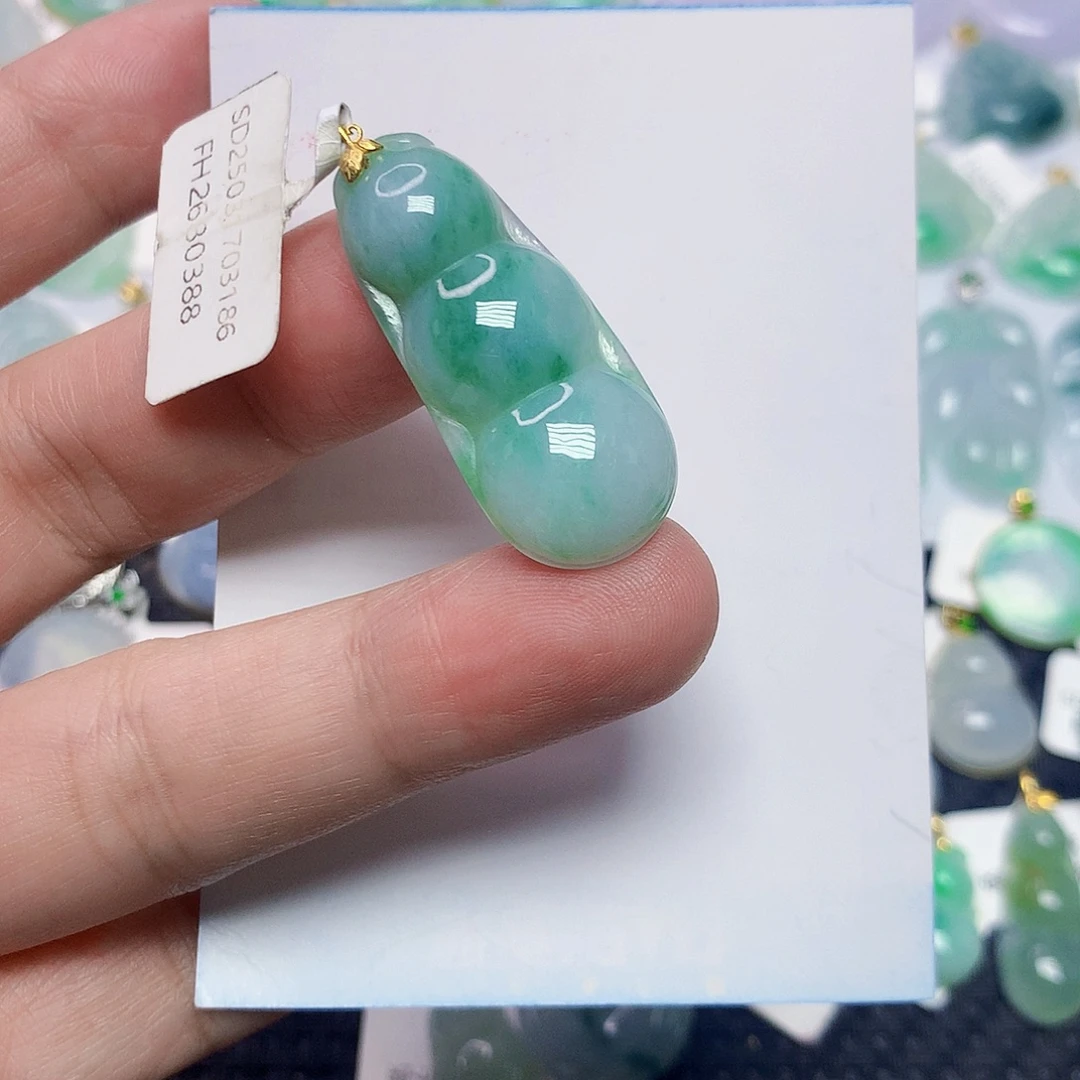 颈饰18K金镶嵌翡翠豆子