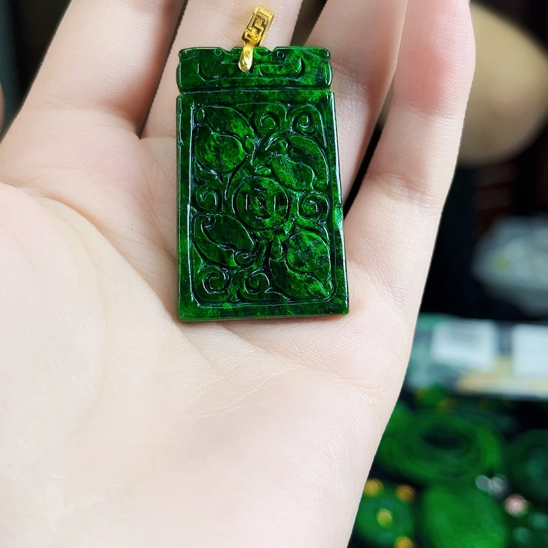 颈饰18K金镶嵌翡翠多样性