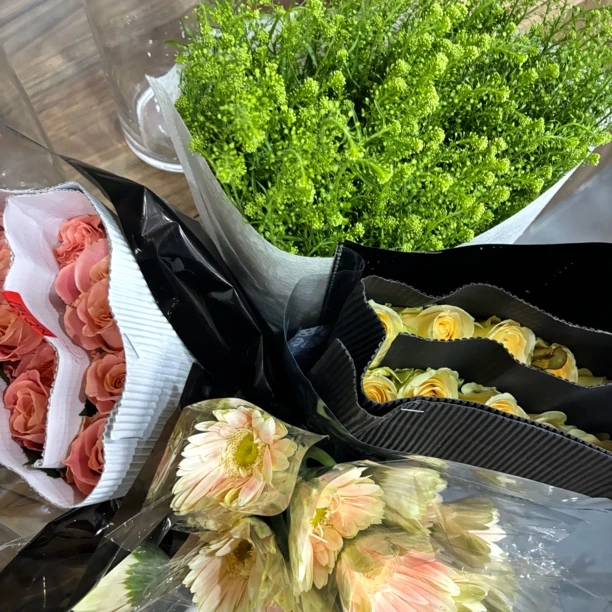 【搭配购】猪小姐玫瑰加蜜桃玫瑰加非洲菊加绿菱草