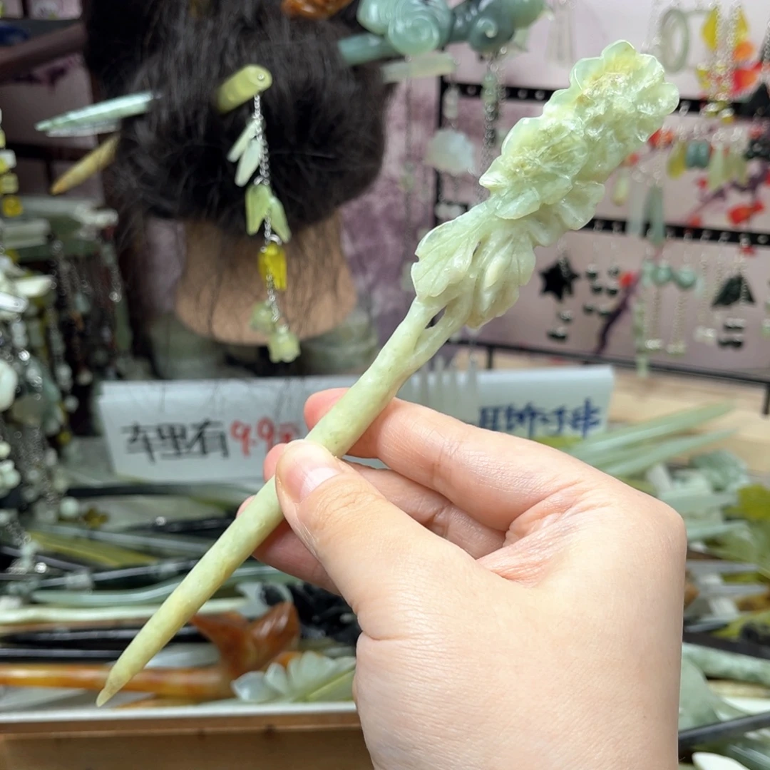 岫玉未镶嵌发饰长度22厘米左右，瑕疵款，在簪子尖尖