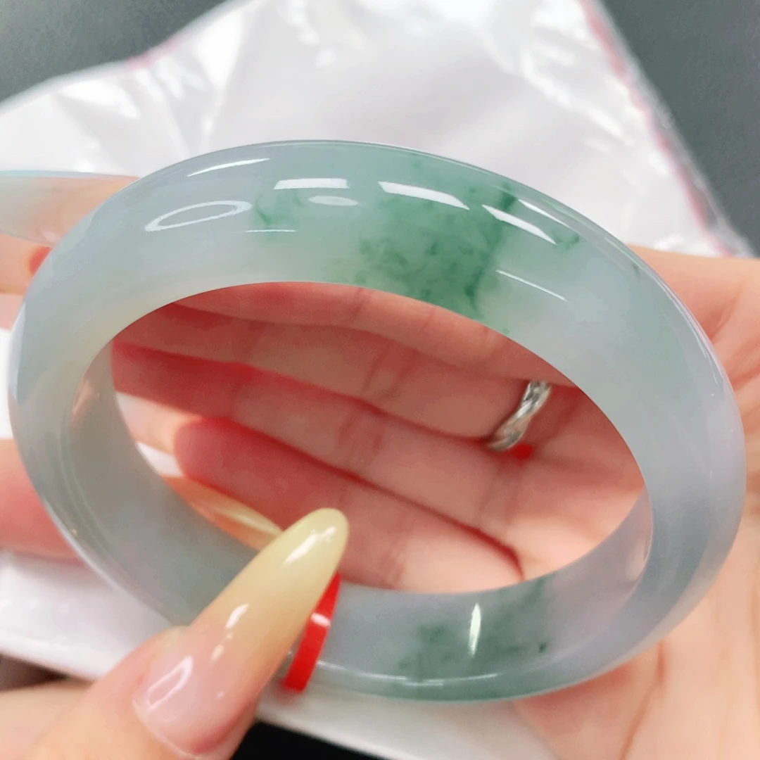 翡翠手镯未镶嵌58。