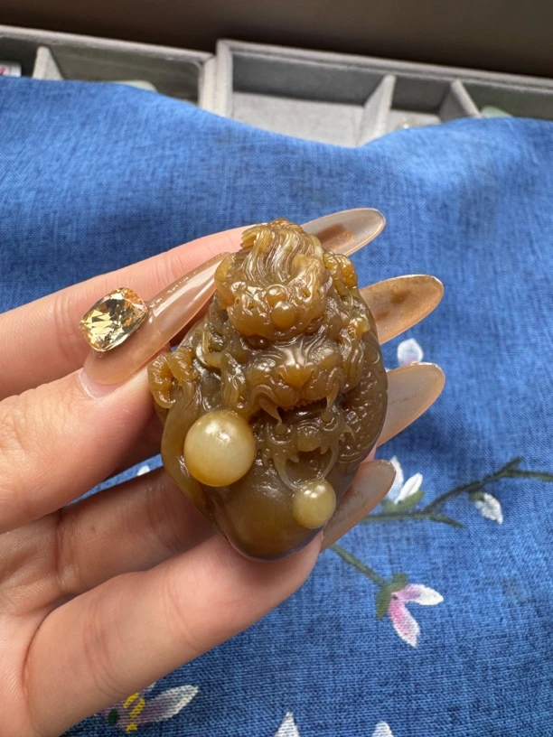 和田玉且末糖料龙挂坠