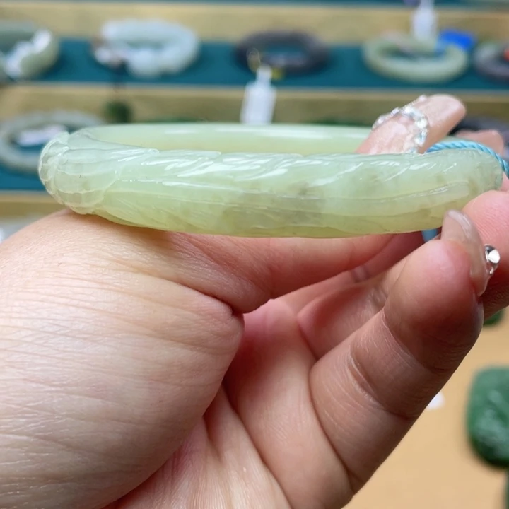 和田玉手镯59圈口。编号25未镶嵌