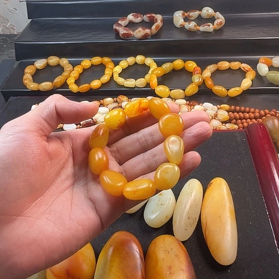 面***包和田玉未镶嵌颈饰