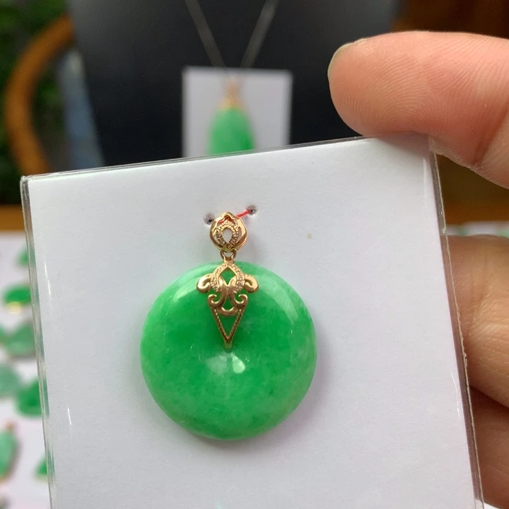 翡翠18K金镶嵌颈饰