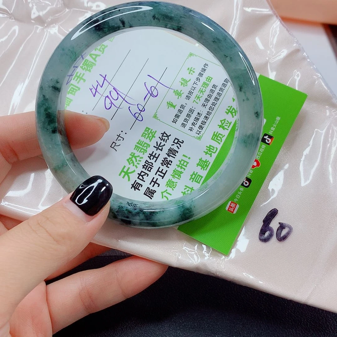 翡翠手镯未镶嵌翡翠