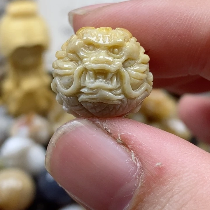 颈饰未镶嵌硅化珊瑚（珊瑚玉）通孔