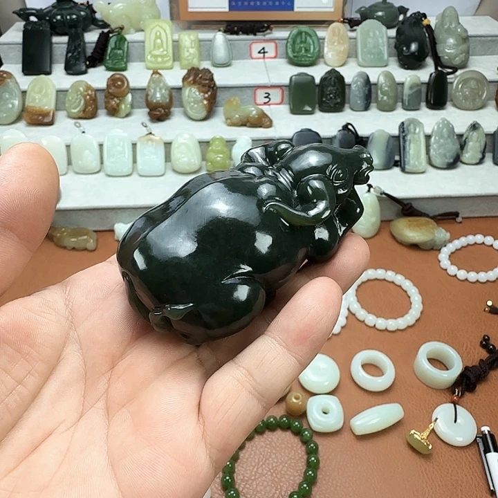 L***i和田玉未镶嵌颈饰