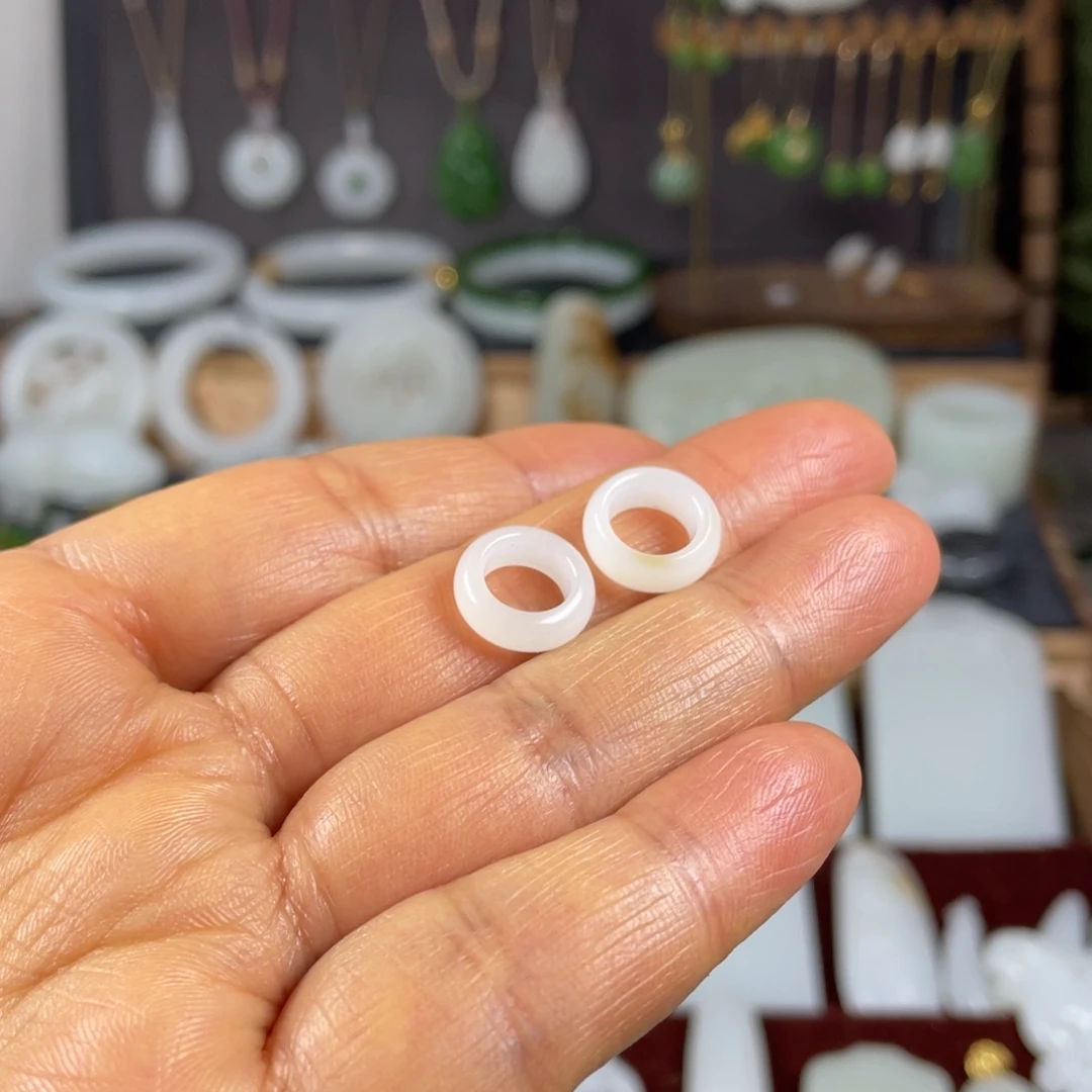 K***k和田玉未镶嵌颈饰