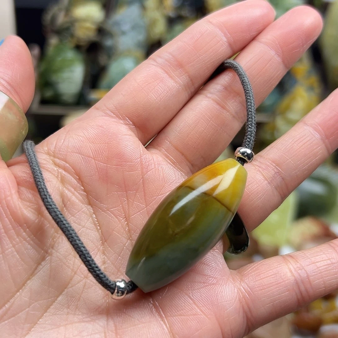 岫玉未镶嵌颈饰斗****斯花玉俏色锁骨