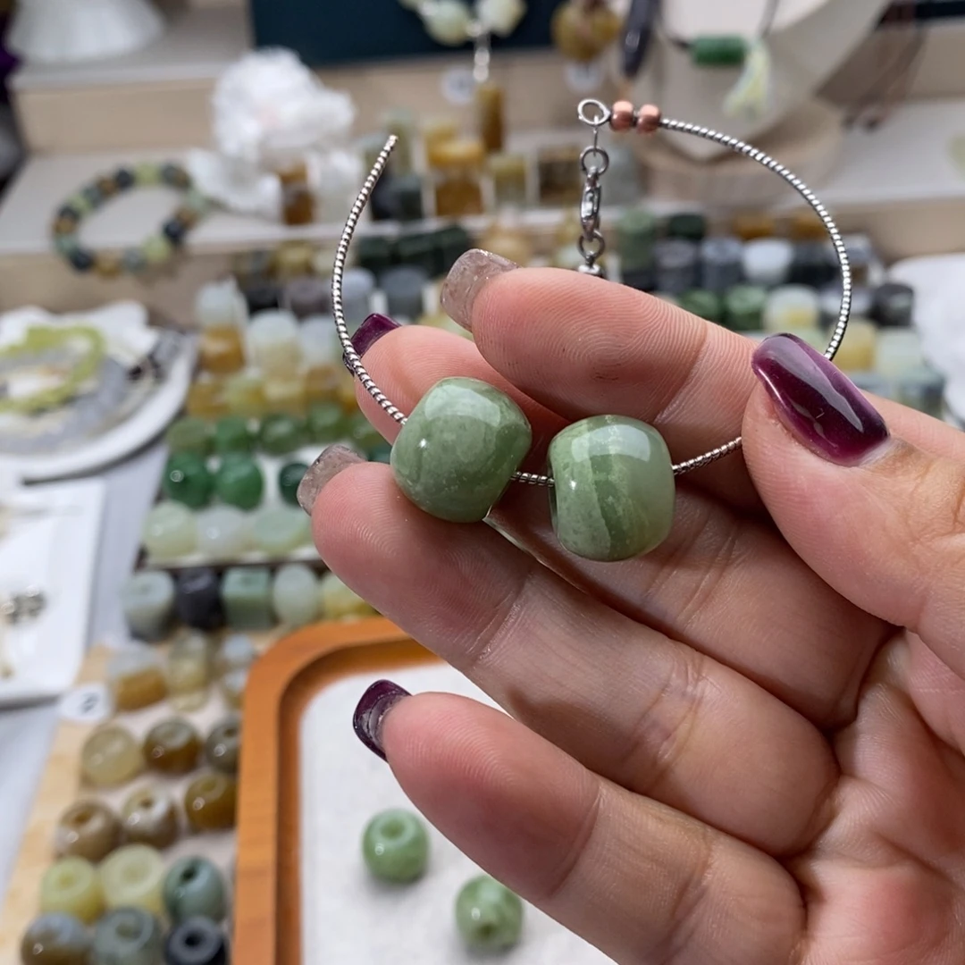 L****和田玉未镶嵌颈饰买断