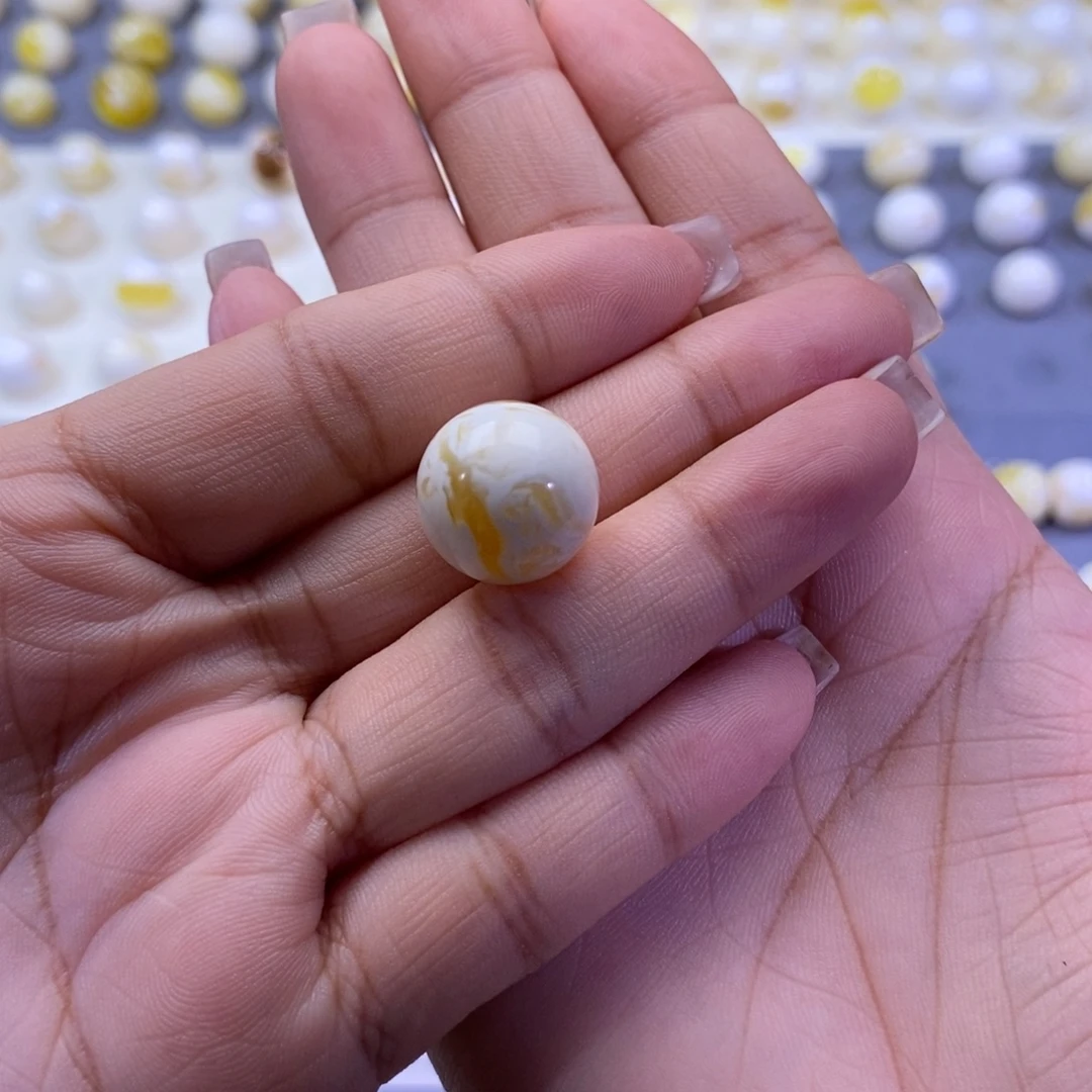 陆***柒未镶嵌琥珀珠宝奇石