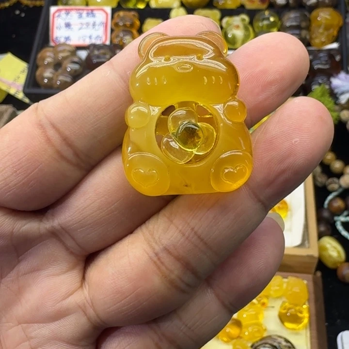 琥珀未镶嵌颈饰风扇小熊