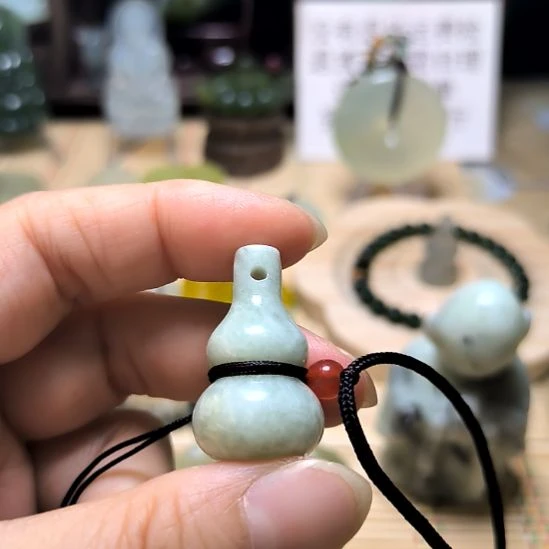 独***端蛇纹石玉未镶嵌颈饰