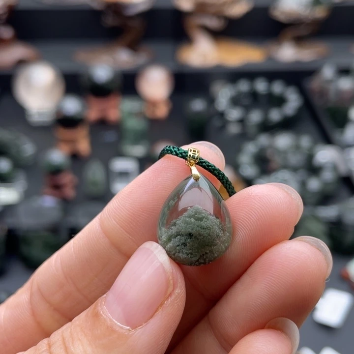 妖***精颈饰水晶18K金镶嵌绿幽灵金字塔水滴吊坠定制不退换