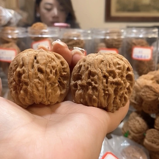 文玩核桃吊坠一****n45门墩有黄尖