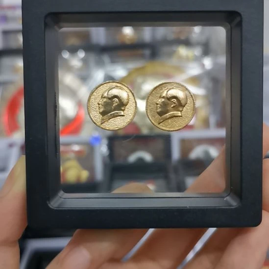 其他普通金属红色收藏纪念章2个