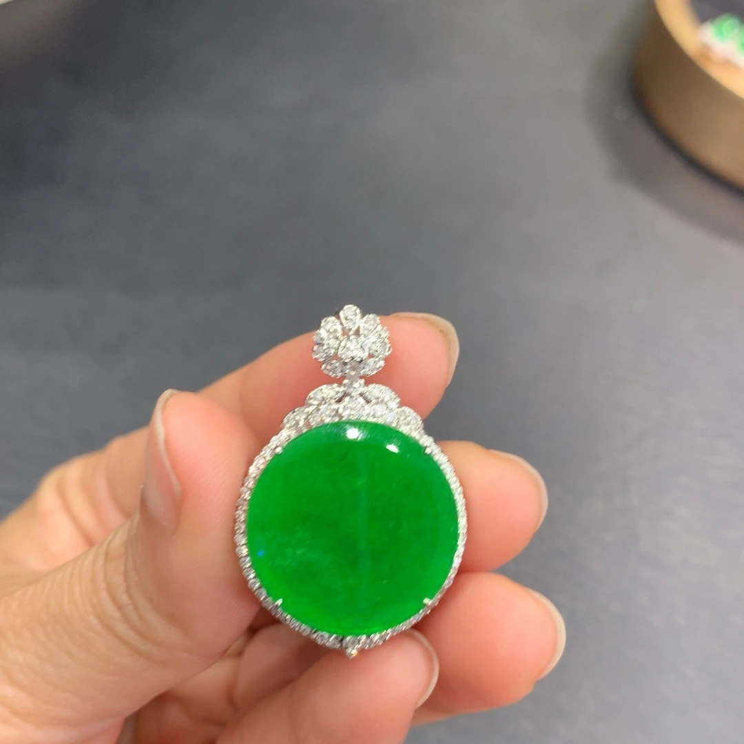 团***团翡翠18K金镶嵌吊坠(不含链)