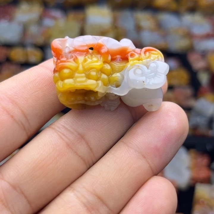 石英质玉（黄龙玉）未镶嵌颈饰