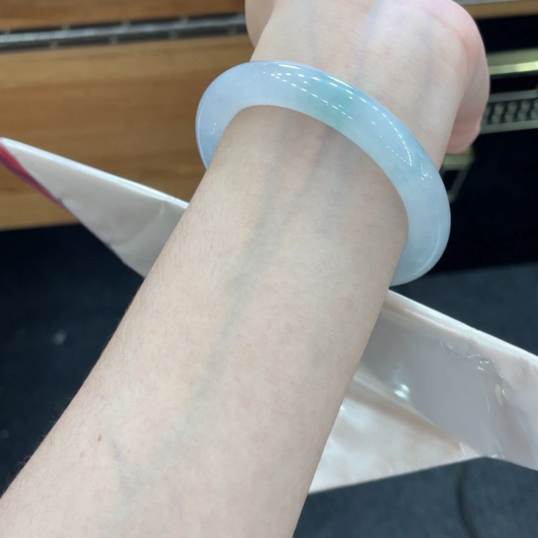 未镶嵌手镯翡翠卡51.2圆条，双耳挂冰绿