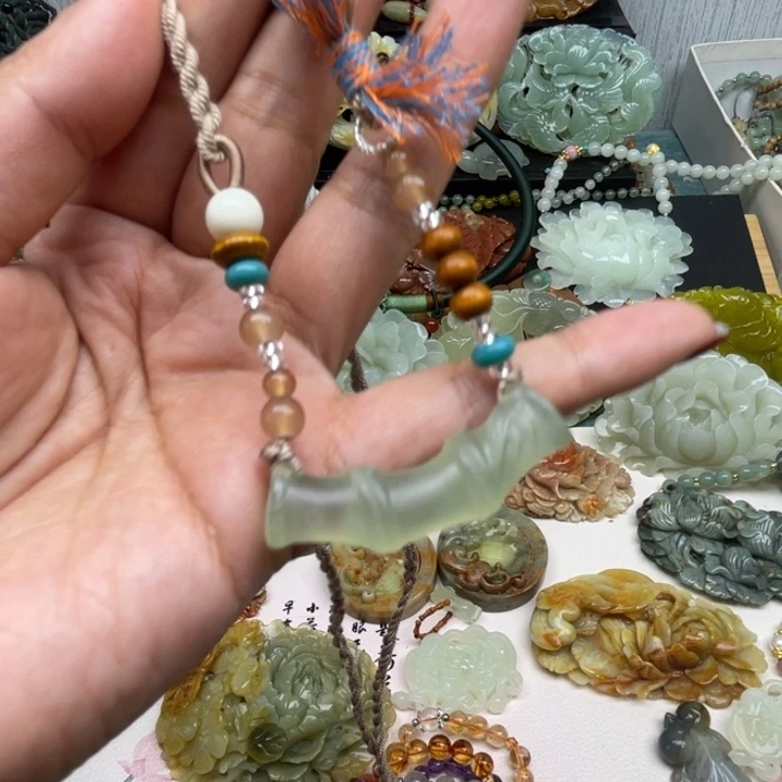 蛇纹石玉未镶嵌颈饰