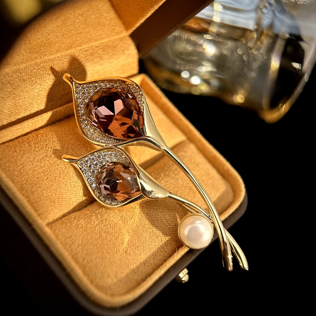 铜合金合成锆石胸针 070 紫色马蹄莲胸针