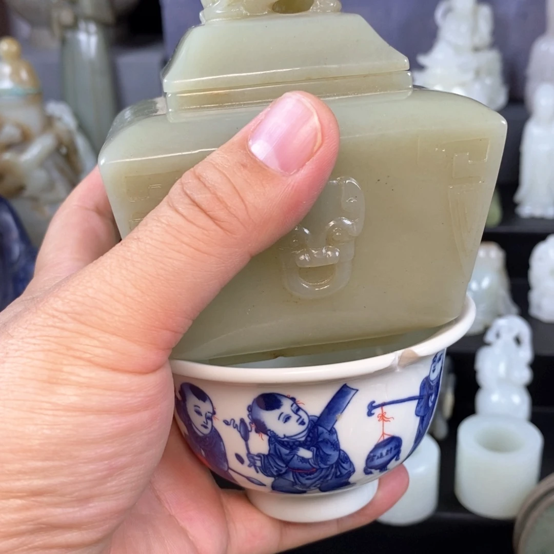 妙**演青花瓷茶杯一个四方盒子