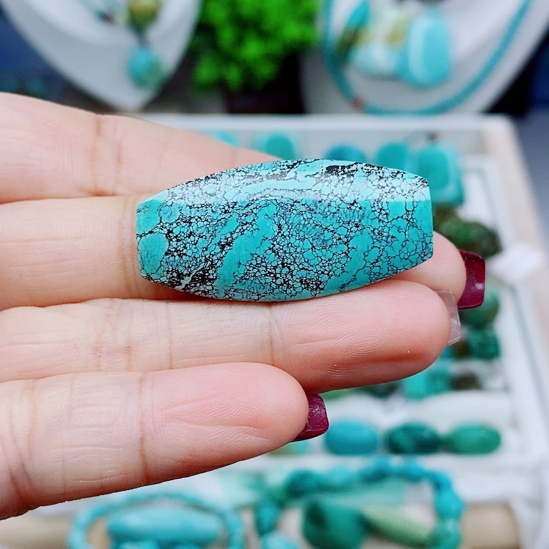 绿松石未镶嵌颈饰