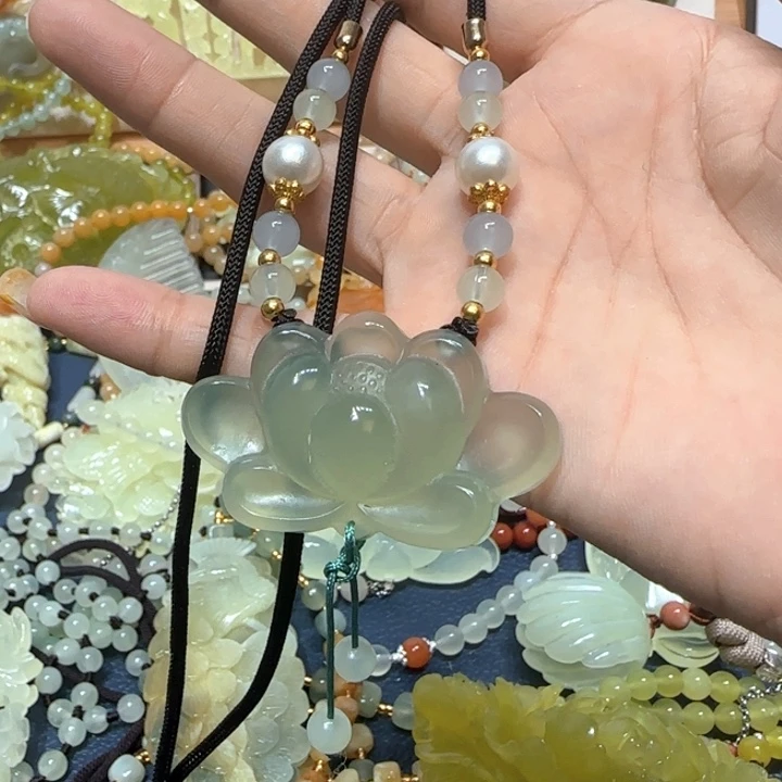 合金蛇纹石玉吊坠