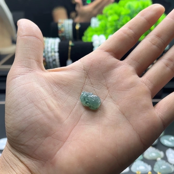 翡翠未镶嵌颈饰貔貅