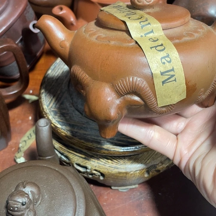 茶壶紫砂原矿泥料，手工制作的一把紫砂壶。