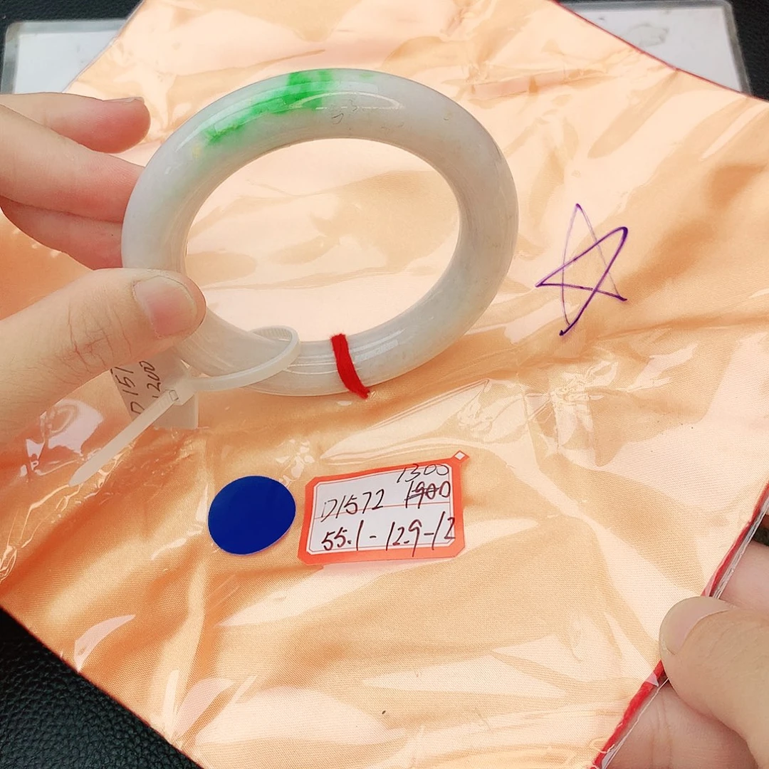 翡翠手镯未镶嵌翡翠