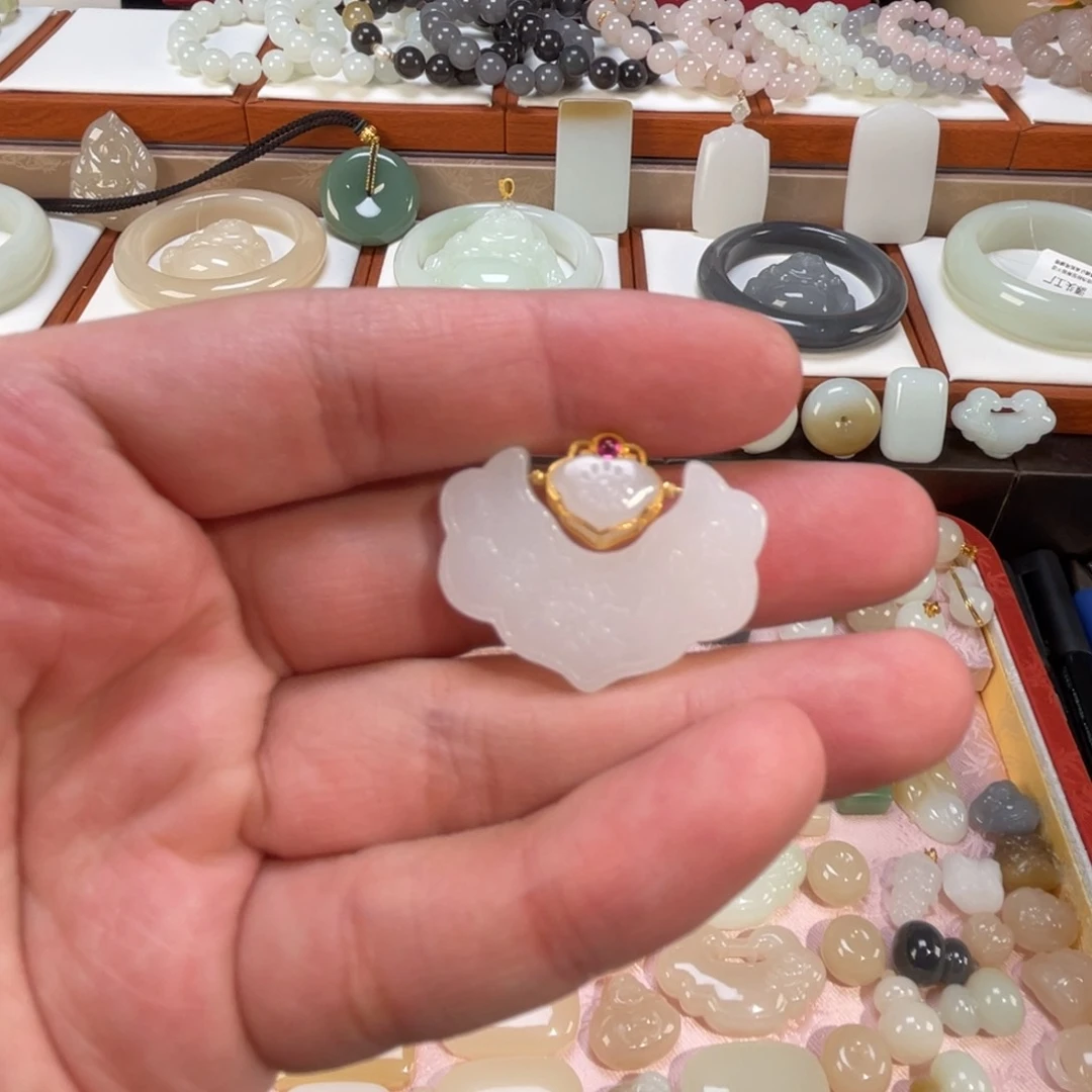 D***s和田玉未镶嵌颈饰