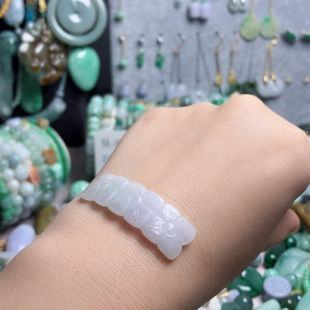 翡翠颈饰未镶嵌手牌