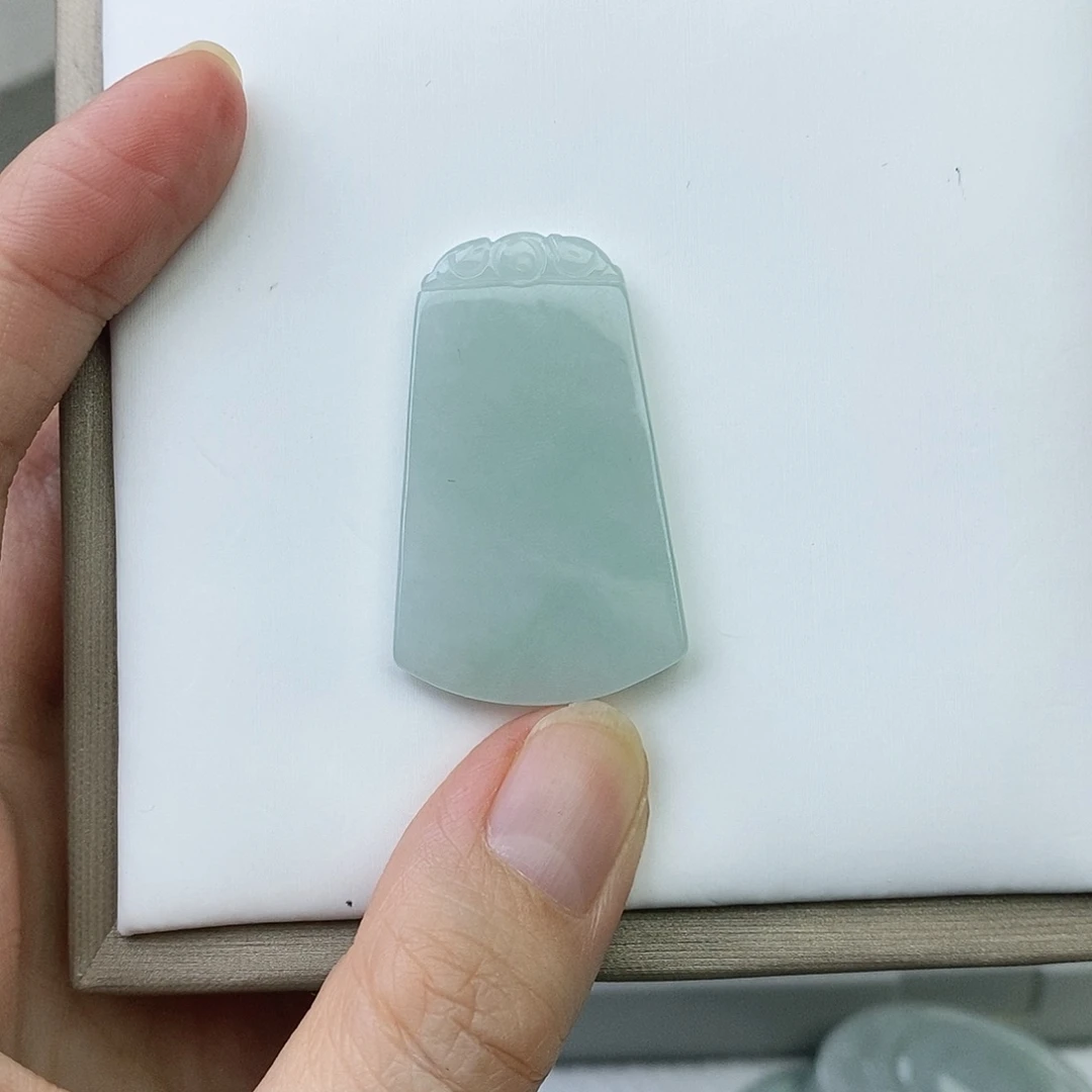 鸿***逸翡翠未镶嵌颈饰无事牌