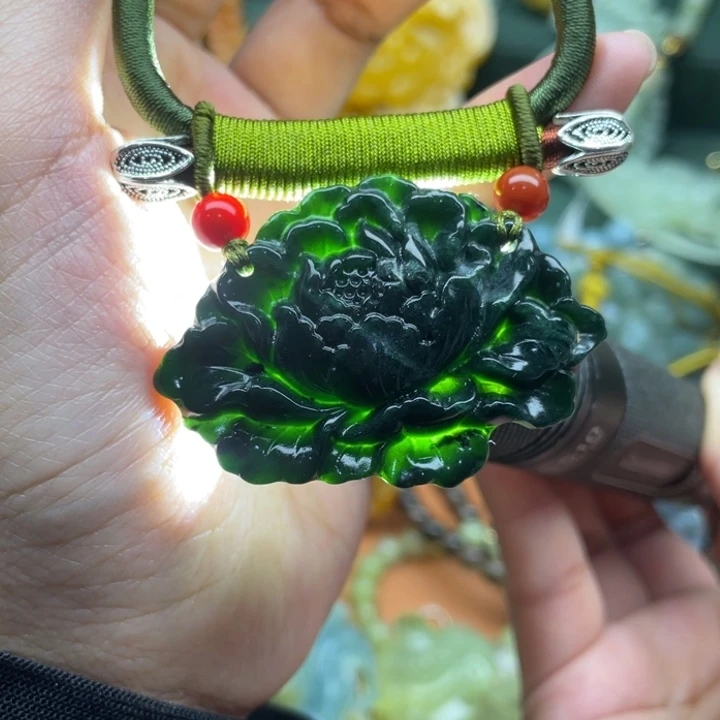 蛇纹石玉吊坠合金