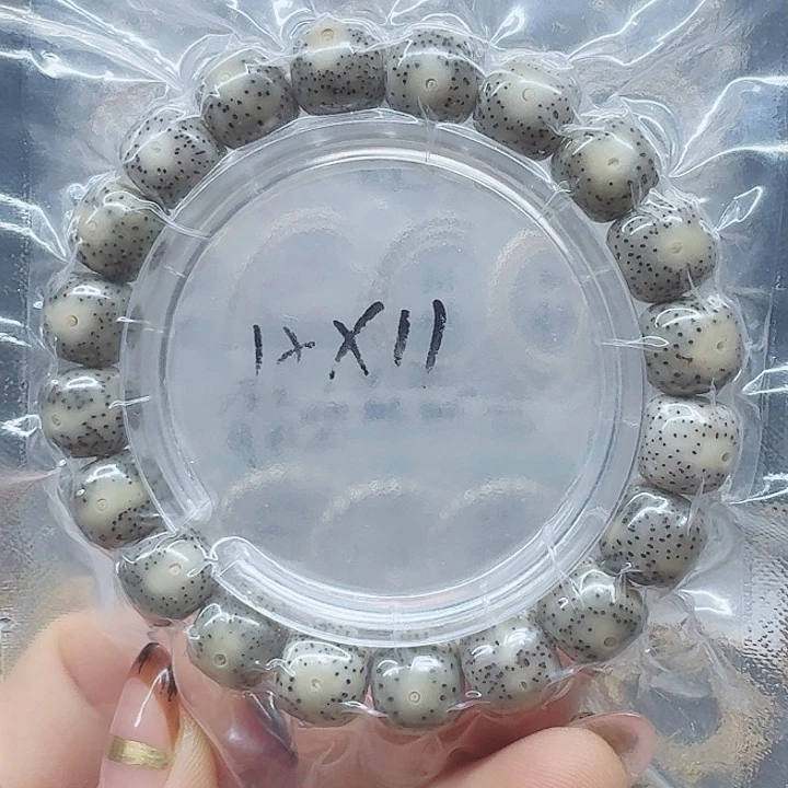 吊坠星月菩提12/11石玉大眼睛