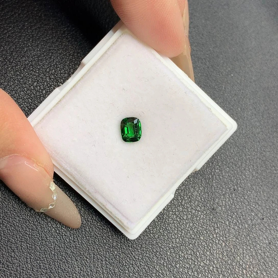 石榴石（沙弗莱）天然卡扎尼绿沙弗莱裸石福利未镶嵌