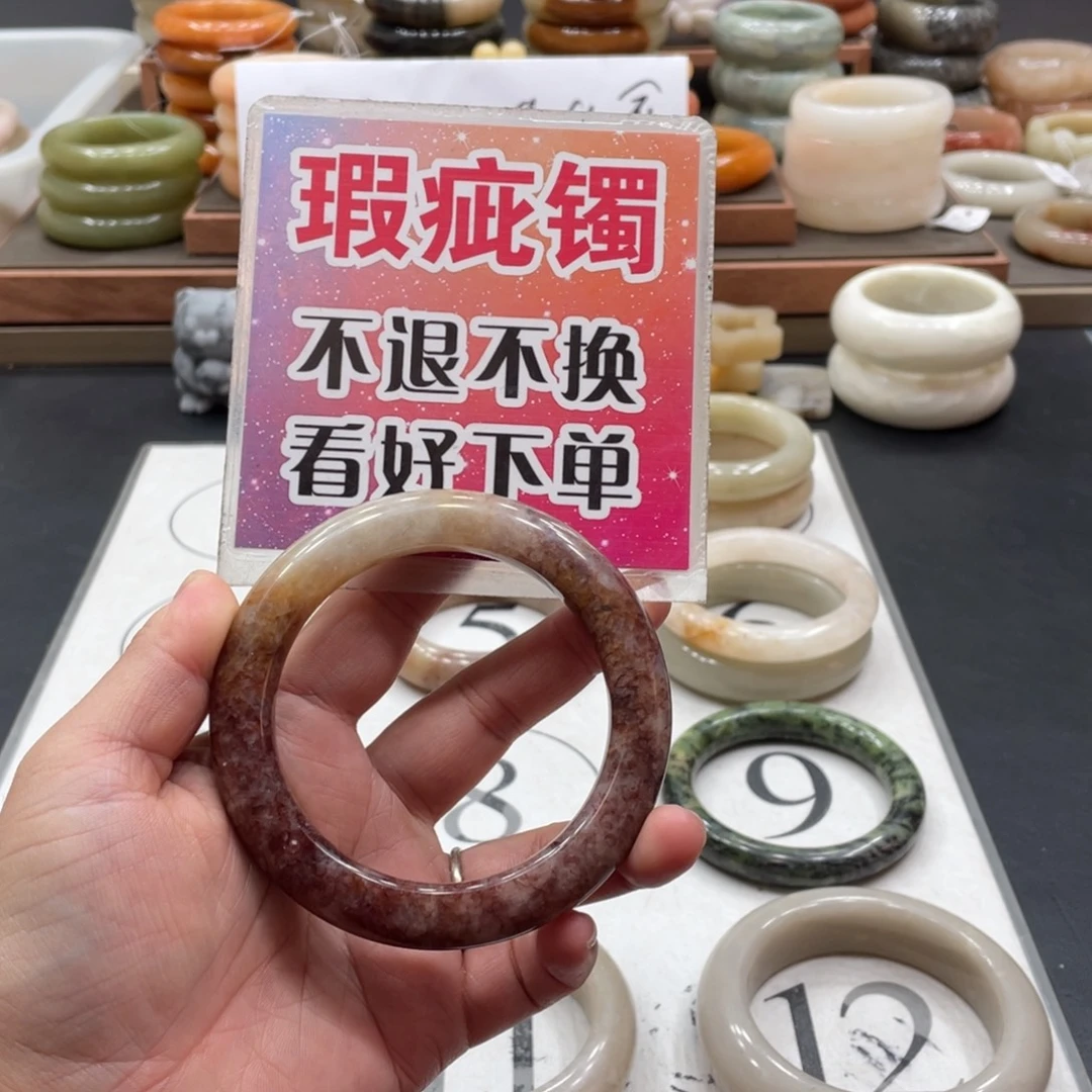 璇***未镶嵌手镯石英质玉